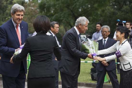 Đầu tháng 10 năm 2013, Ngoại trưởng Mỹ John Kerry và Bộ trưởng Quốc phòng Mỹ Chuck Hagel đã đến Nhật Bản tham dự Hội nghị 2+2 với Ngoại trưởng và Bộ trưởng Quốc phòng Nhật Bản, tăng cường quan hệ đồng minh quân sự Mỹ-Nhật.